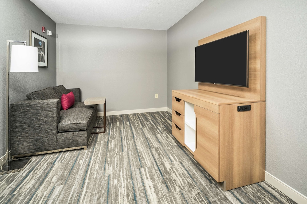 Hampton Inn Wilson Downtown - photo 25