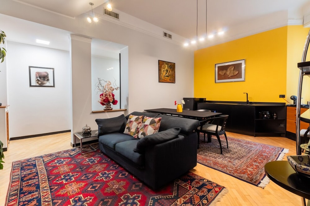 Elegante e Ampio Appartamento in Porta Romana — 4-Star Luxury Hotel in Milan, Italy