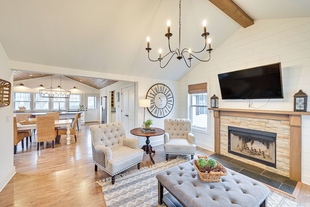Steps to Elm St: Gorgeous Double lot Getaway — hotel in Three Oaks