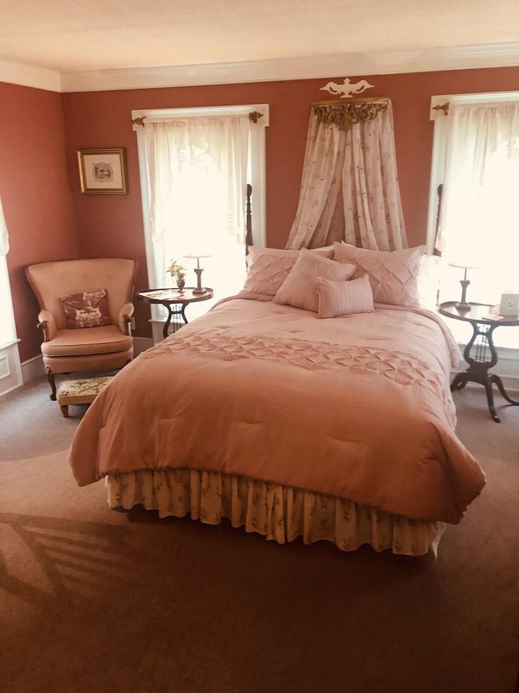 Princess Anne Book Lovers Inn - photo 4