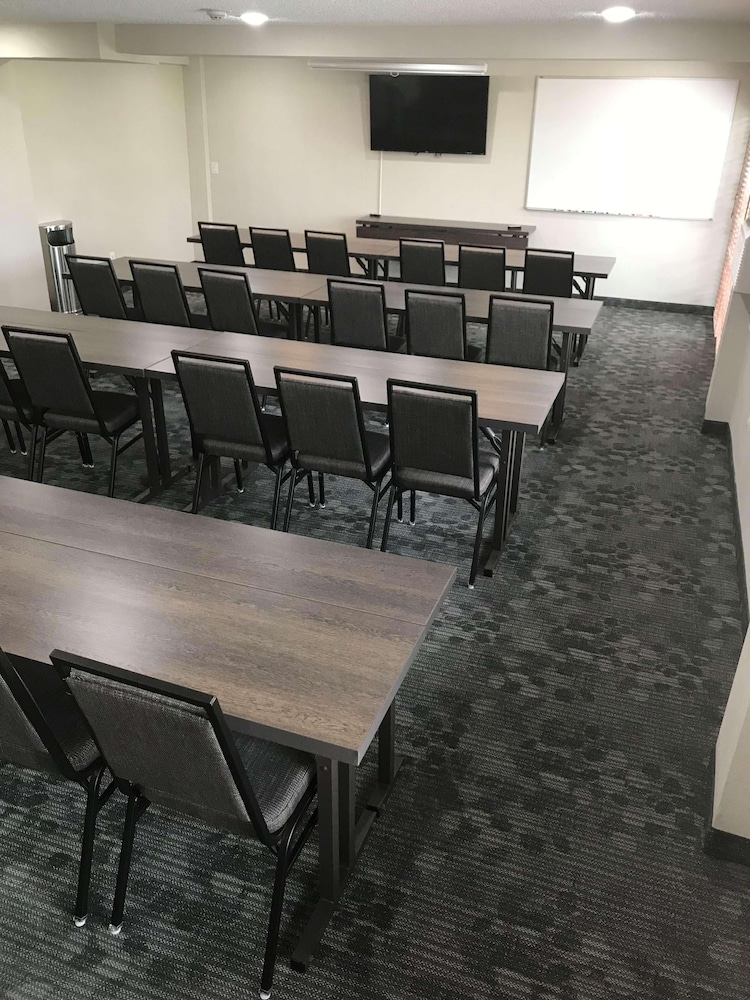 Country Inn & Suites by Radisson Delta Park North Portland - photo 36