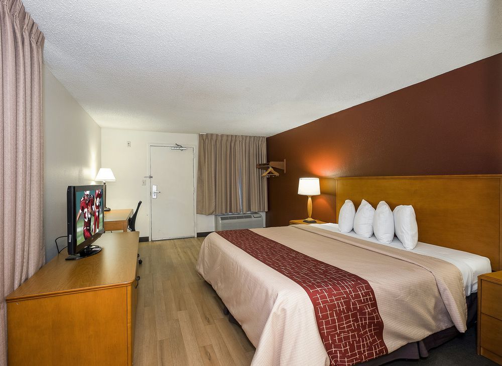 Cedar Rapids Inn - photo 18