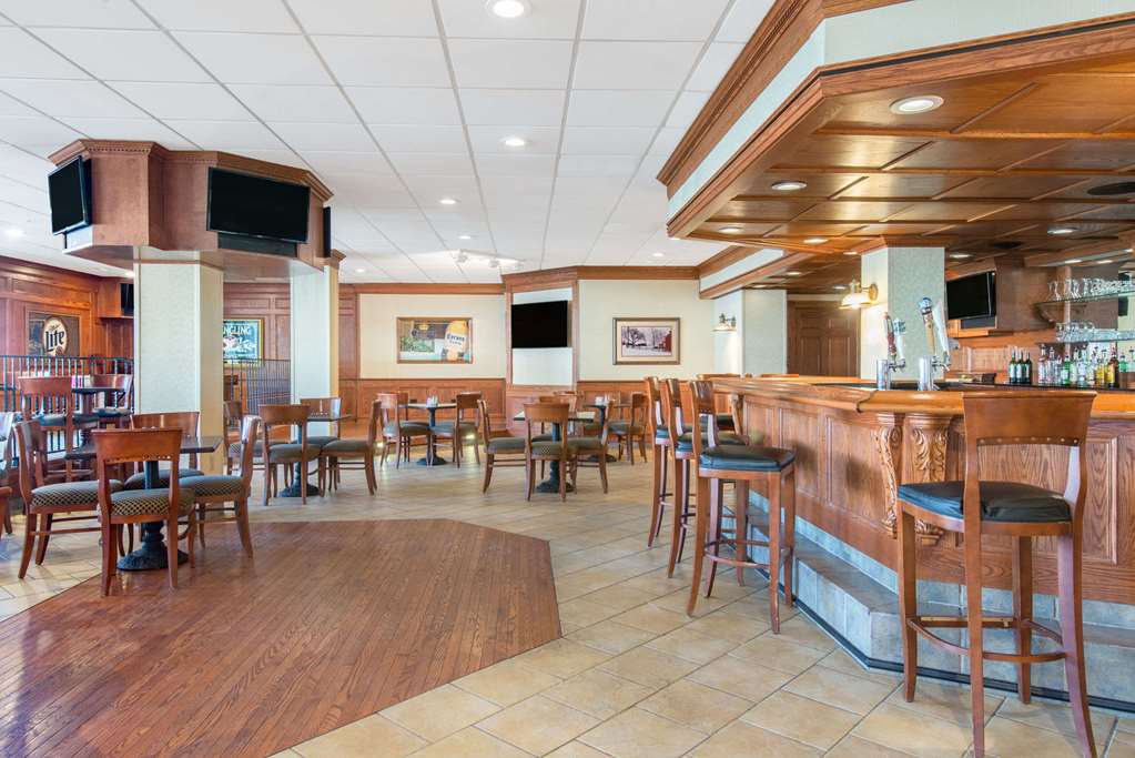 Ramada by Wyndham Cumberland Downtown - photo 4