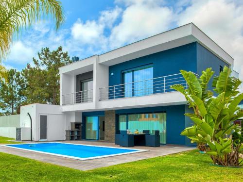Vita Portucale Chic Luxe Villa with Saltwater Pool — 4-Star Luxury Hotel in Corroios, Portugal