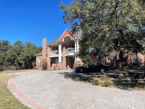 Stunning Country Mansion Estate in SW Fort Worth — 4-Star Luxury Hotel in Benbrook, United States