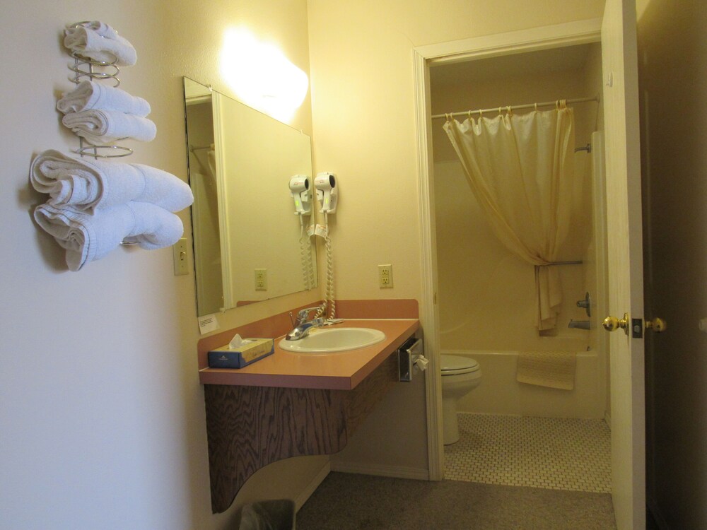 Meadowlark Inn Bridgeport - photo 9