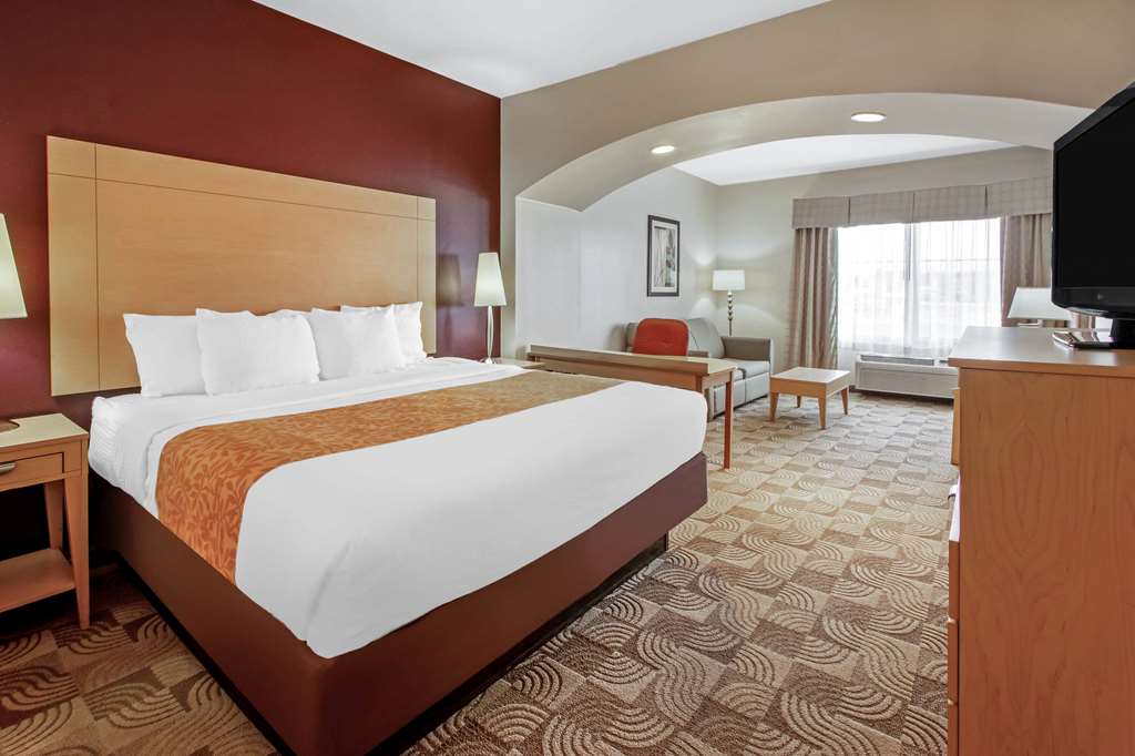 La Quinta Inn & Suites by Wyndham Tucumcari - photo 29