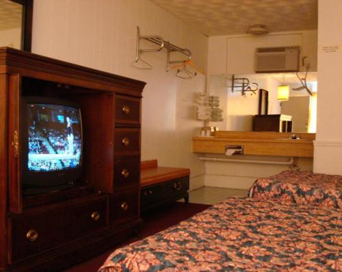 Gray Plaza Motel - photo 3