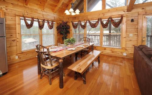 Logged Inn — Pigeon Forge — photo 3