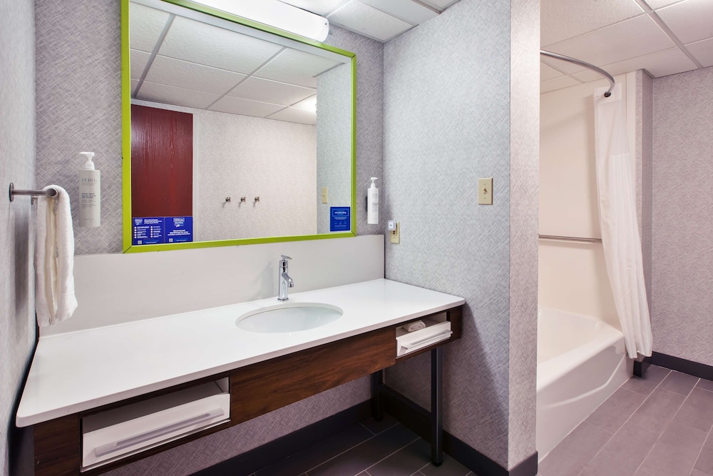 Hampton Inn & Suites Cleveland Airport Middleburg Heights - photo 37