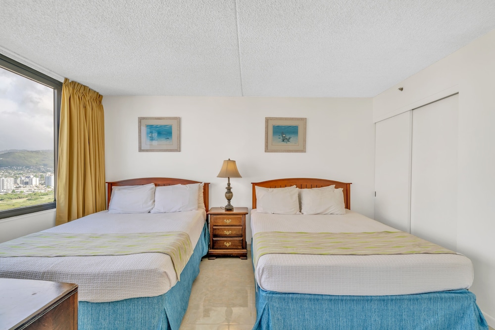 Standard Ocean View Condo 35th floor views Free parking & Wifi by Koko Resort Vacation Rentals Honolulu - photo 4
