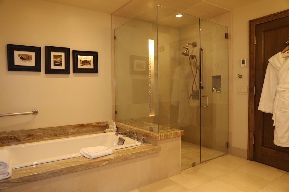 Deluxe Two Queen Room with Fireplace Hotel Room - photo 5