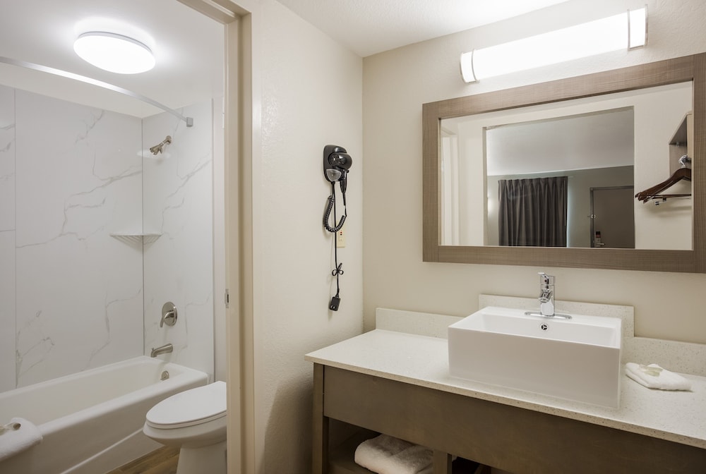 Red Roof Inn & Suites Thomasville - photo 23