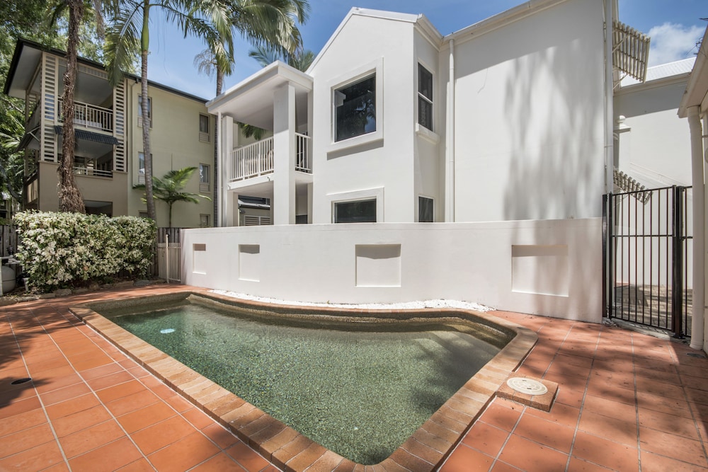 The Reef Retreat Townhouses — 4-Star Luxury Hotel in Palm Cove, Australia
