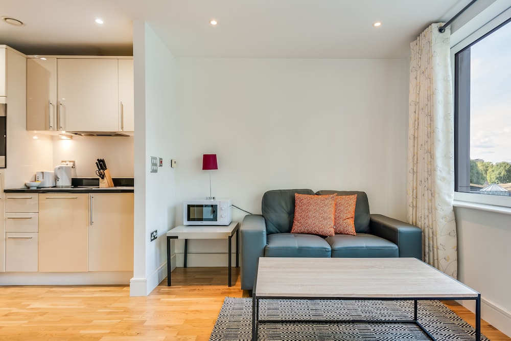 Cosy Studio Apartment in Canary Wharf — 4-Star Luxury Hotel in London, United Kingdom