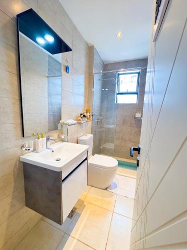 Cozy 1BR Getaway Gym Pool & City Convenience