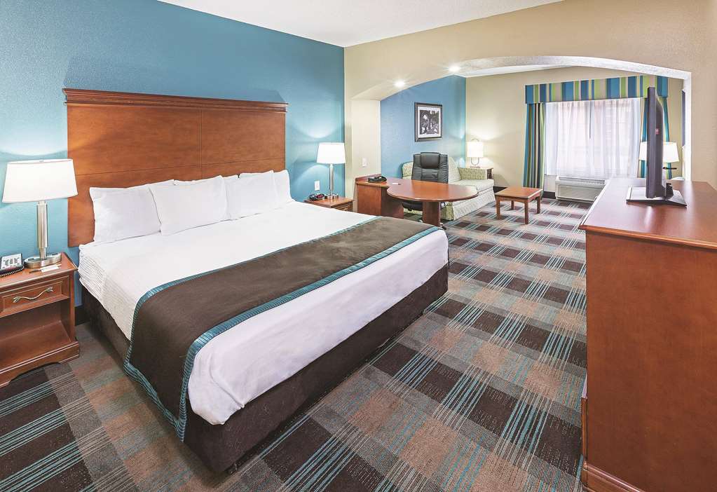 La Quinta Inn & Suites by Wyndham Houston Hobby Airport - photo 14