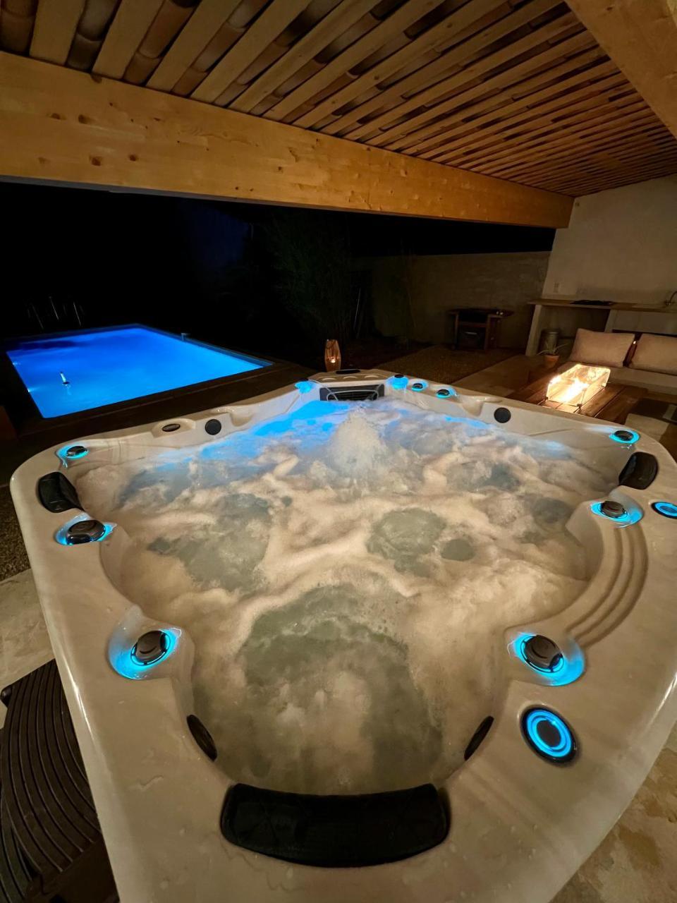 Studio avec jacuzzi et piscine in Lorgues, France