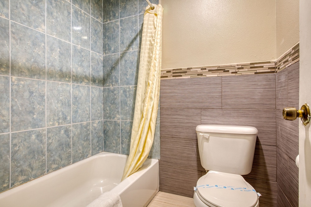 Heritage Inn And Suites - photo 22