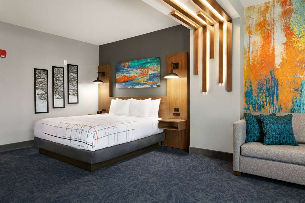 La Quinta Inn & Suites by Wyndham College Station North - photo 19