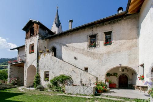 Schloss Gravetsch Urlaub auf dem Bauernhof — hotel in Villandro