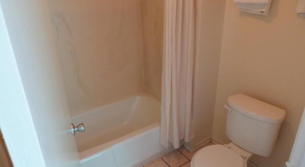 Bristol Motel - photo 14