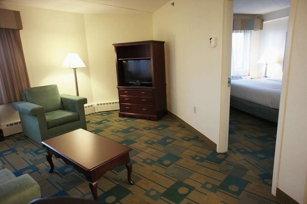 La Quinta Inn & Suites by Wyndham Boston Somerville - photo 35