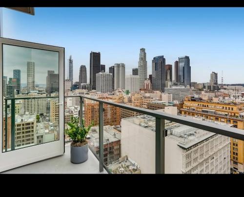 3 Bed High Rise with Panoramic Views Pool & Spa — 4-Star Luxury Hotel in Los Angeles, United States