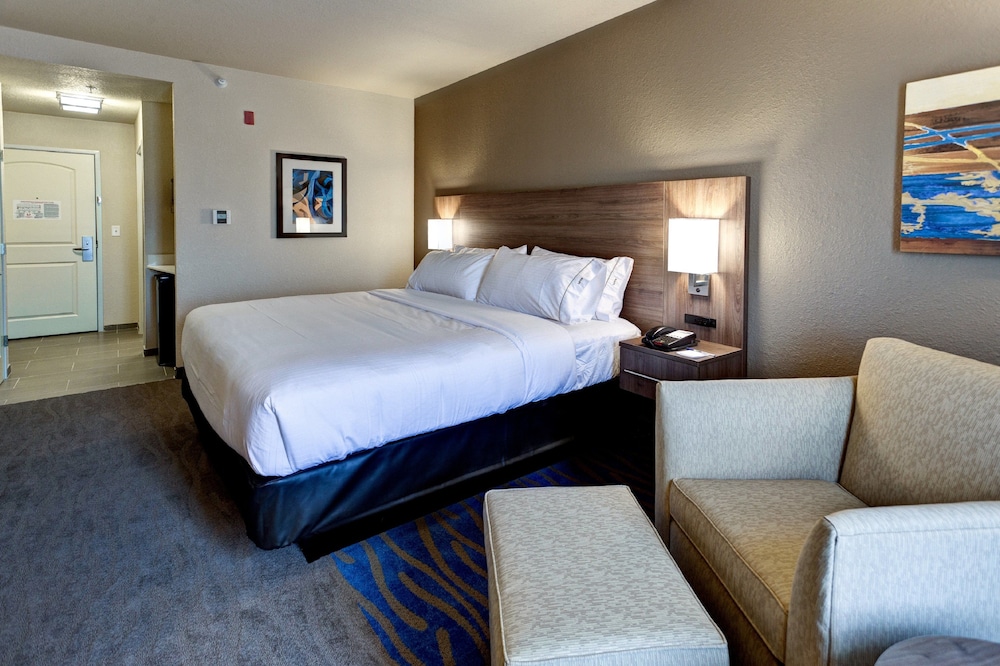 Holiday Inn Express & Suites Great Bend an IHG Hotel - photo 3