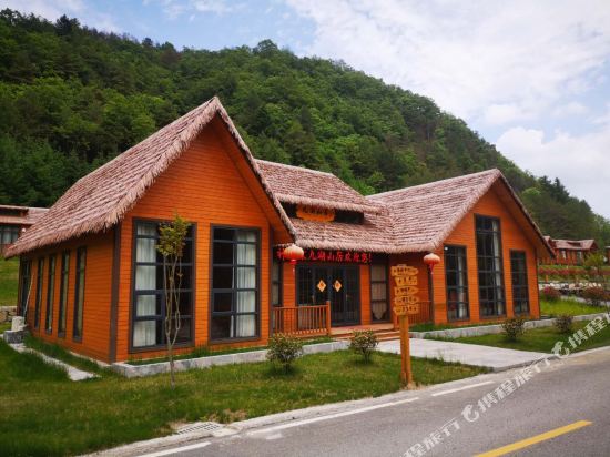 Jiuhu Shanju Hotel in Songbai, People's Republic of China