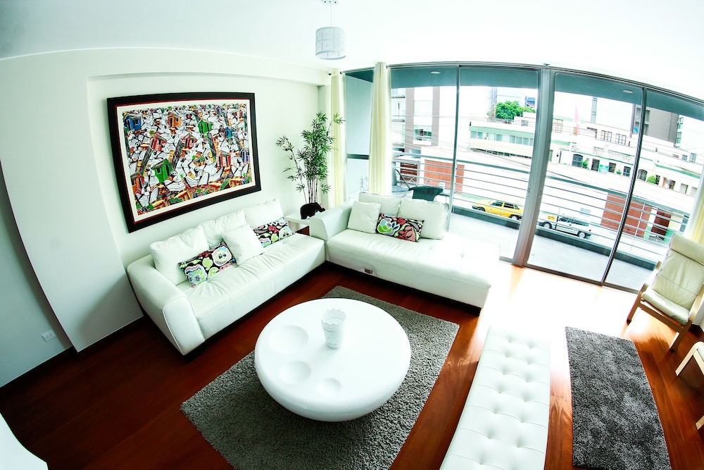 UR Place Rentals Calle Chiclayo Miraflores — 4-Star Luxury Hotel in Lima, Peru
