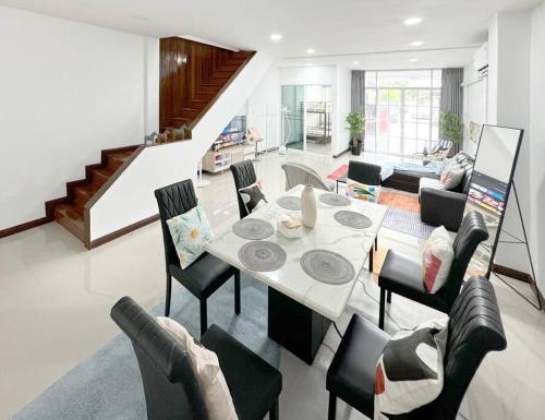 Miq Hk611 Huai Khwang 4Br Jodd Fair