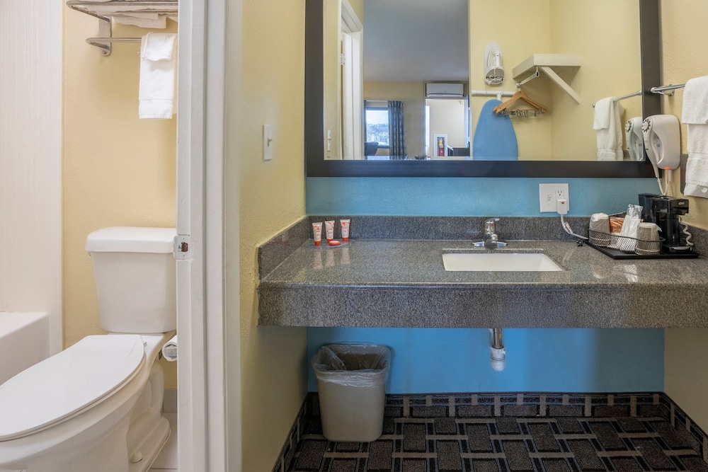 OYO Hotel Knoxville TN Cedar Bluff I 40 - photo 30