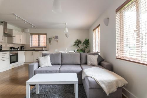 Bright 2BR Apartment 2 Free Parking Spaces Near LGW Airport — 4-Star Luxury Hotel in Crawley, United Kingdom