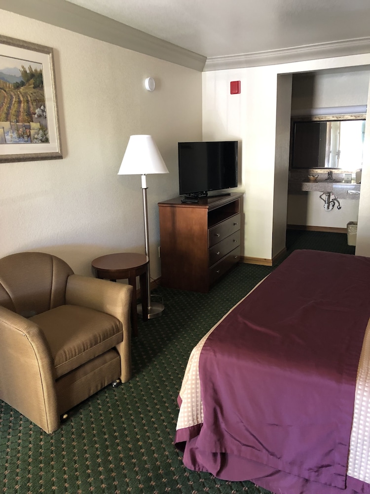Cloverdale Wine Country Inn & Suites - photo 18