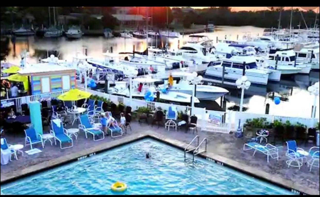 All New First Floor Bunk Bed Huge Pool 70 inch TV Tiki Bar — 4-Star Luxury Hotel in Sarasota, United States