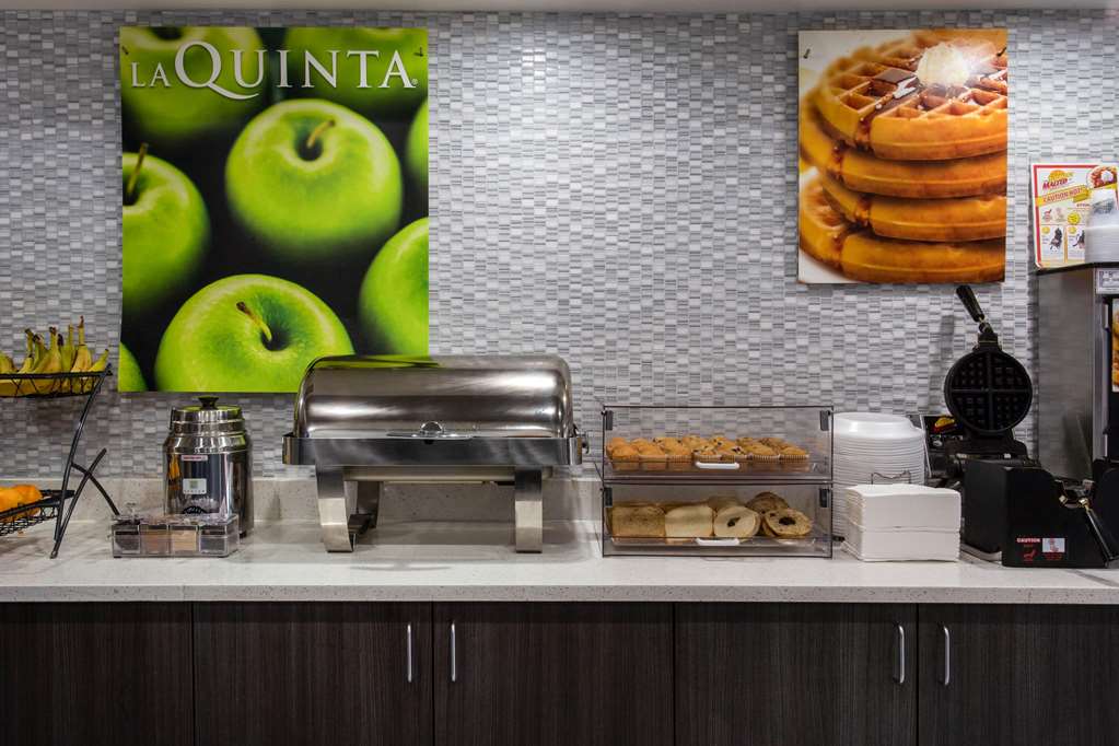 La Quinta Inn & Suites by Wyndham Effingham - photo 43