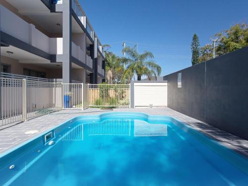 Shoal Bay Beach Apartments 9 2 Shoal Bay Road air conditioning complex swimming pool and lift — 4-Star Luxury Hotel in Hawks Nest, Australia