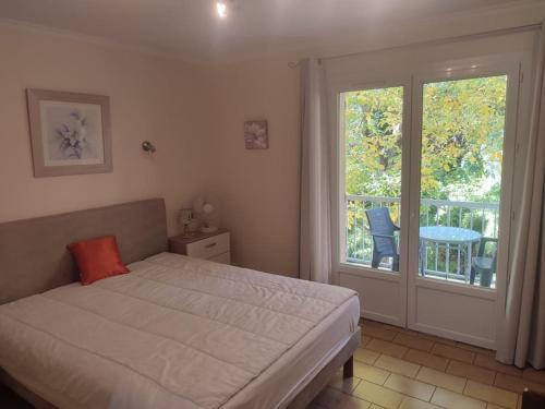 T 1 Avec Terrasse Face Riviere a 1 Min Des Thermes in Greoux-Les-Bains, France