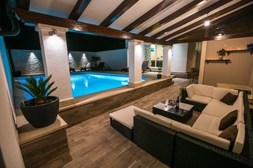 Luxury apartment Elis with private pool — 4-Star Luxury Hotel in Pula, Croatia