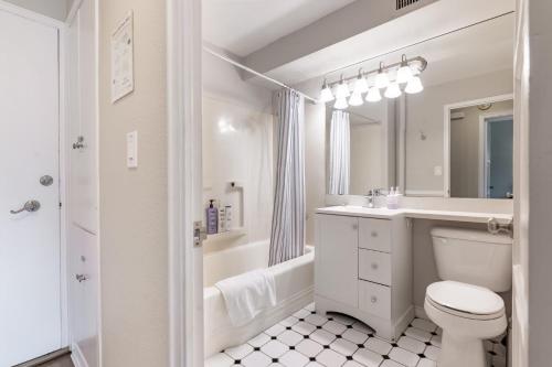 Eclectic Downtown & Cap Hill King bed & Kitchen - photo 12