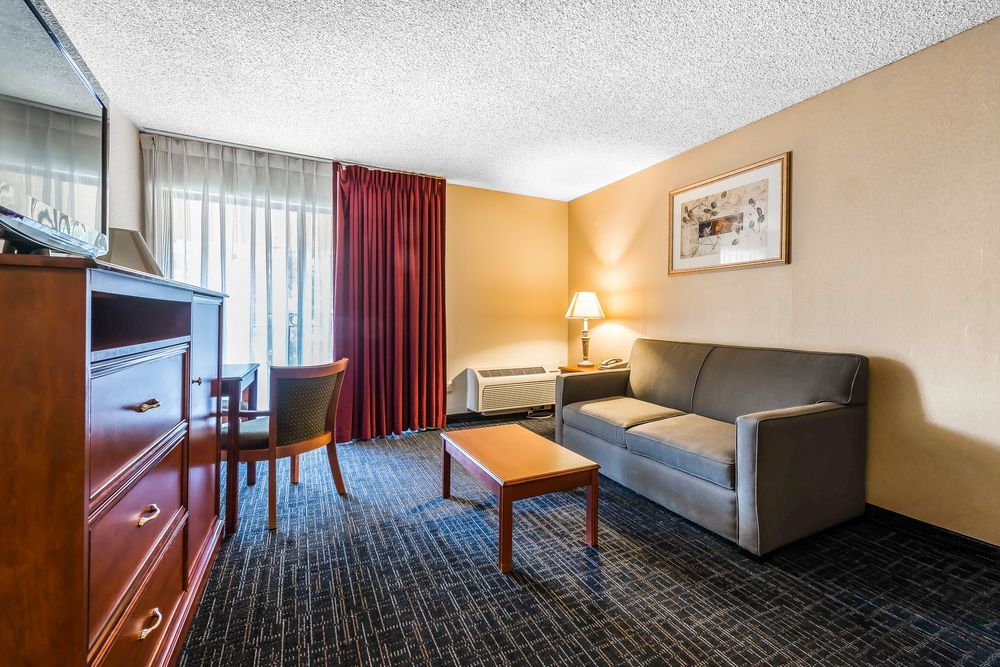 Quality Suites Downtown Colorado Springs - photo 10