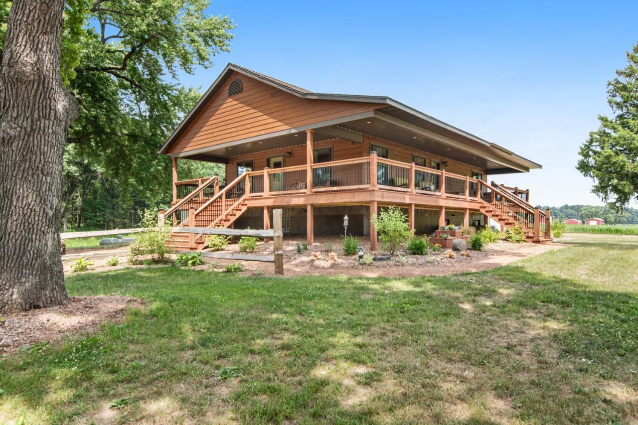Knotty Pine Escape - carbon neutral hotel in Unknown City