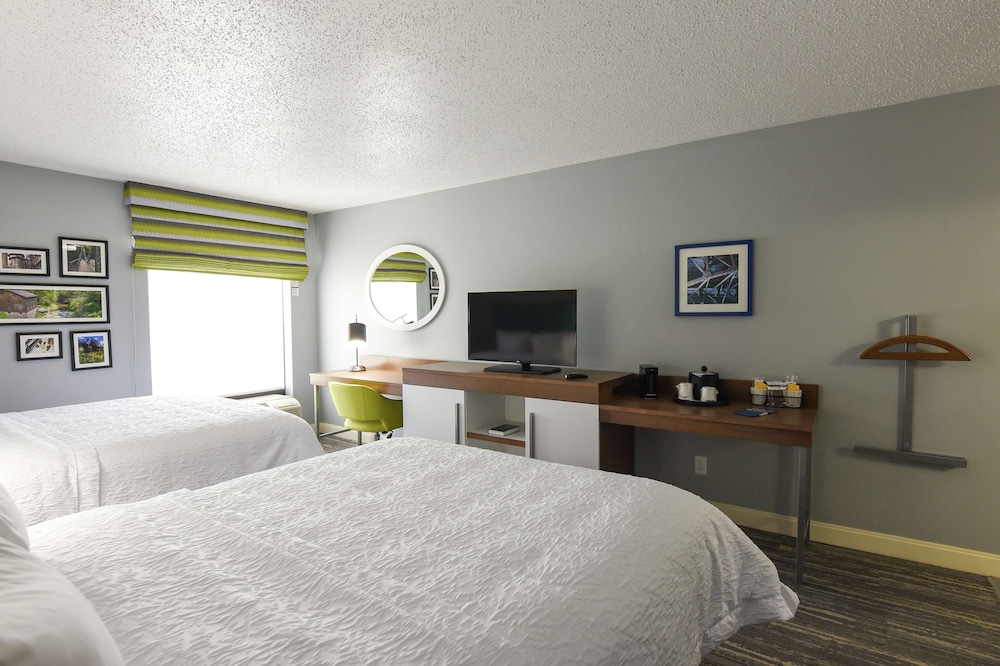 Hampton Inn Youngstown North - photo 10