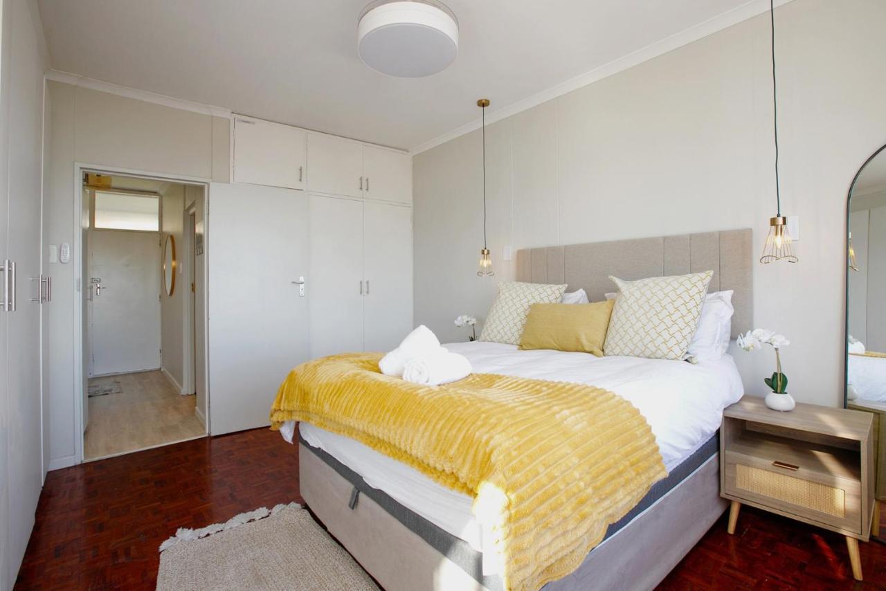 Sunny Central Green Point Apartment