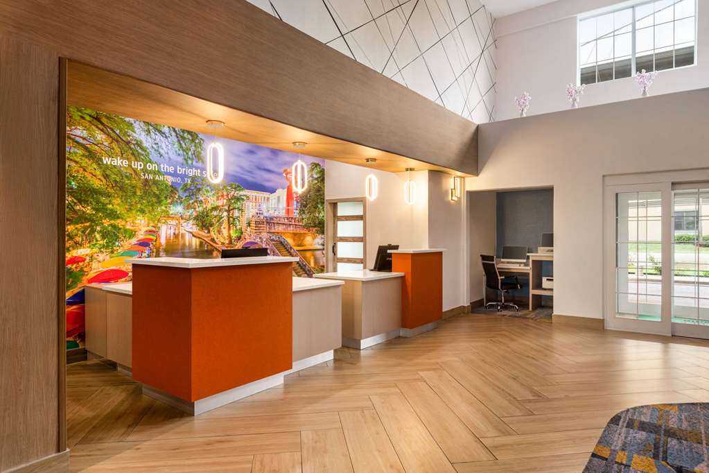 La Quinta Inn & Suites by Wyndham San Antonio N Stone Oak - photo 5