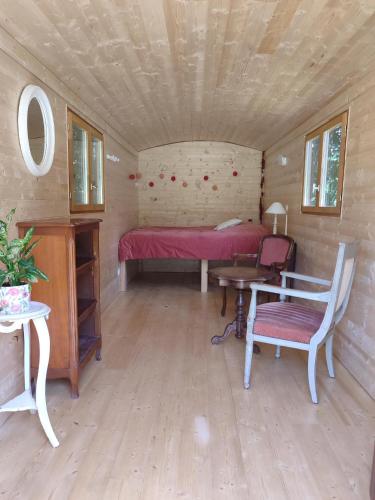 Roulotte au pied des volcans cuisine et sdb de plein air — hotel in Orcines