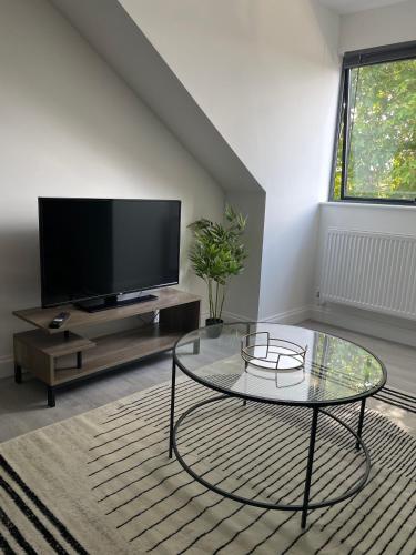 Royal Oak Apartments 7 Free Secure Parking 2 Bedroom Perfect for Contractors — 4-Star Luxury Hotel in Brentwood, United Kingdom