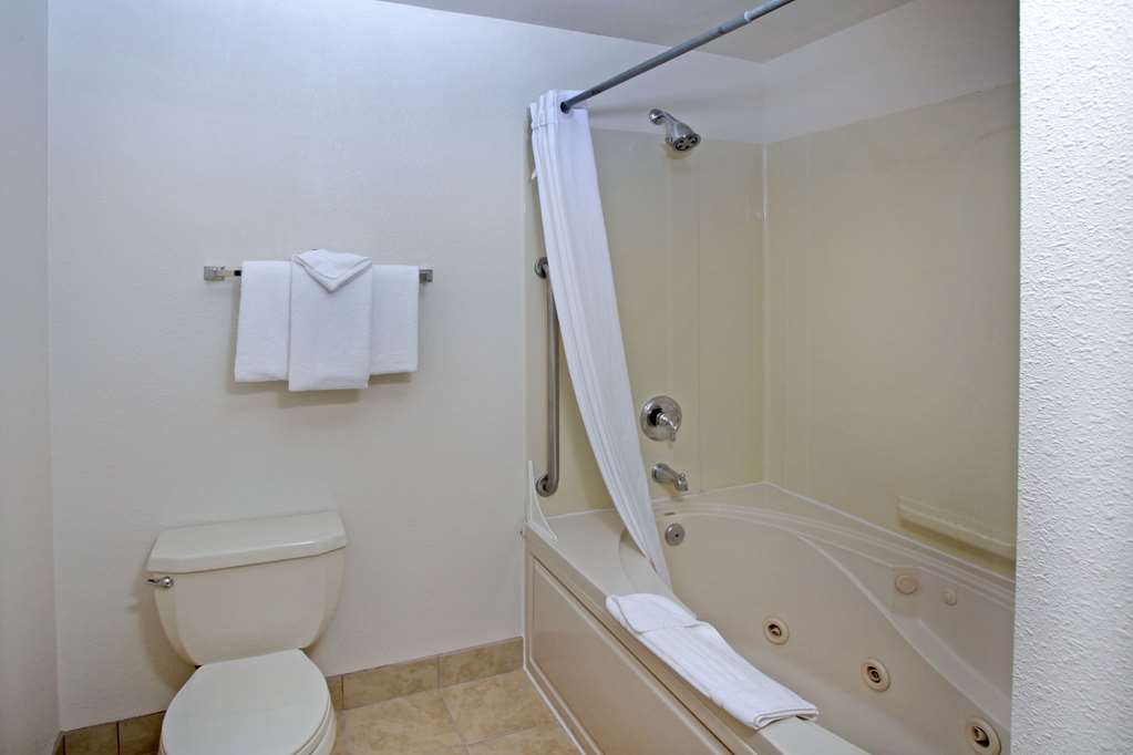 Clarion Inn Surfrider Resort - photo 11