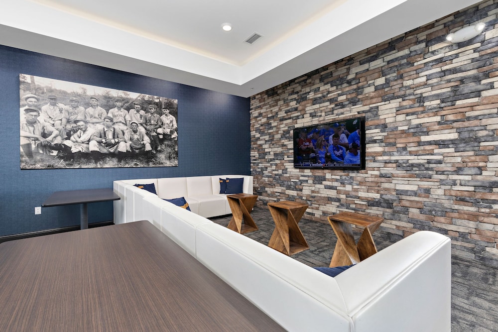 Holiday Inn Exp Parkville - photo 98